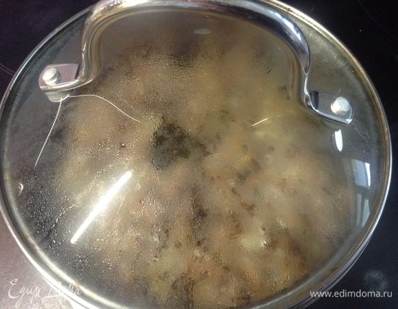 И огонь выключили, крышкой плотно накрыли и на той же конфорке оставили.