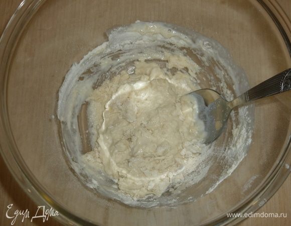 Для начала приготовим опару. В миску просеять 250 г муки, добавить дрожжи, 2 ст. л. сахара, соль. Немного подогреть 250 мл молока (до 40°С, не выше). Влить тонкой струйкой молоко, одновременно перемешивая муку вилкой. Оставить подходить в теплом месте на 40 минут. Сливочное масло растопить и остудить.
