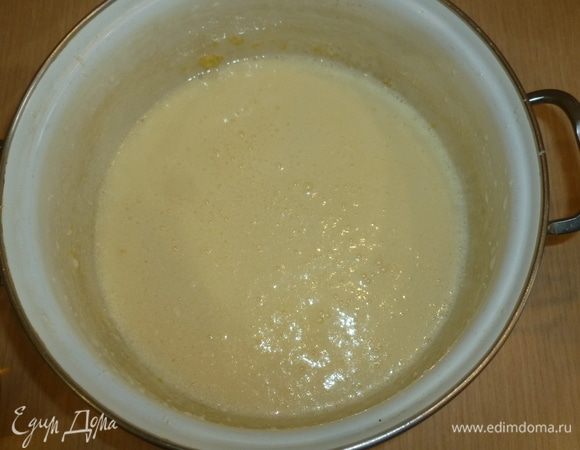 Яйца (5 шт.) взбить с 400 г сахара, добавить остуженное масло, оставшееся молоко, лимонный сок, растительное масло, ванильный сахар, разведенный в коньяке тертый мускатный орех и гвоздику, опару и оставшуюся муку. 