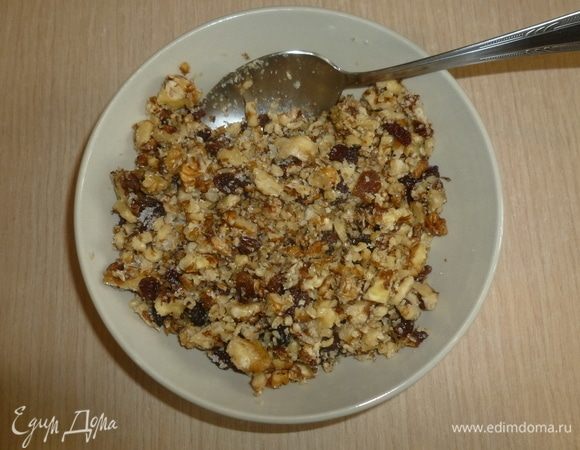 Для начинки орехи измельчить, не очень сильно, чтоб остались кусочки. Смешать с оставшимся сахаром и изюмом.
