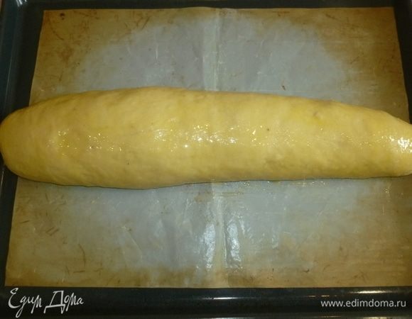 Выложить рулет швом вниз на застеленный пергаментом противень (или антипригарный коврик). Дать расстояться 30 минут. Верх смазать взбитым яйцом. Выпекать примерно 30 минут.