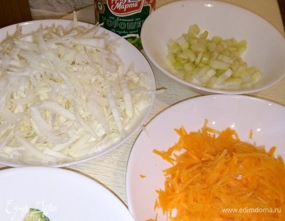Режем соломкой пекинскую капусту (листья помыть). Трем на крупной терке морковь (предварительно помыть и счистить кожуру). Огурец (помыть), нарезать соломкой. Сельдерей нарезать.