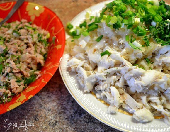 Пока наше тесто набирается сил, готовим начинку. Рыбу отвариваем и отделяем филе. У меня пикша. Мясо отвариваем и нарезаем мелко. В бульон добавляем приправу по вкусу. Готовый бульон мы будем добавлять в готовые расстегаи. Обжариваем лук и добавляем в начинки зелень.