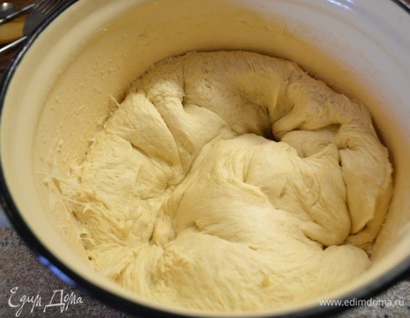 Готовое тесто очень пышное и делим на небольшие шарики.