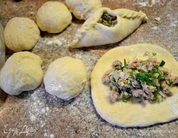 Формируем лепешку и на всю поверхность распределяем начинку. Защипываем красиво края с двух сторон, оставляя в центре отверстие, которое и указывает о том, что наши пироги, как «рубаха парень». 