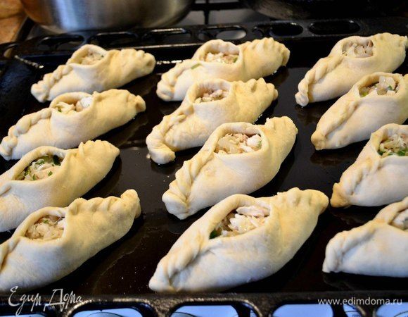 Выкладываем расстегаи на смазанный растительным маслом противень и оставляем на 20 минут, затем смазываем каждый расстегай яйцом (взбитым вилочкой) и ставим в духовку на 190–200°С около 25 мин.