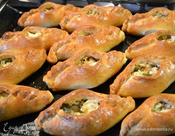 В отверстие мы и будем добавлять бульон при подаче, когда пироги испекутся. Готовые расстегаи смазать сливочным маслом, на 10 минут накрыть полотенцем и дать им подышать.