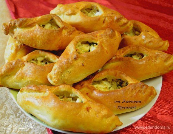 Бульон непременно заливаем в пирожок, что делает его значительно сочнее!
Приятного вам всем аппетита!