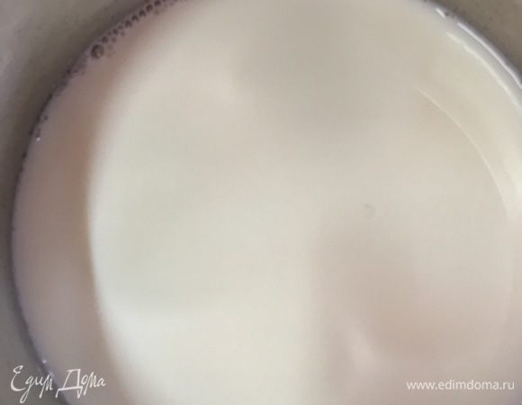 Поставить ковшик с молоком на огонь подогреваться до теплого состояния.