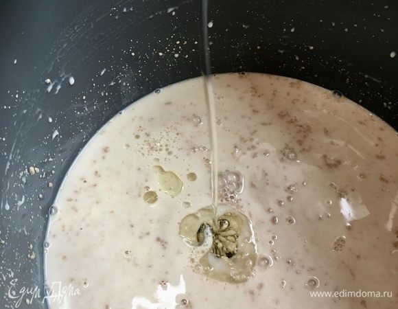 Через указанное время в чашу влить 50 мл растительного масла.