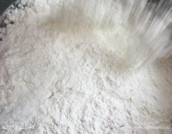 Просеять муку в чашу. Всю муку сразу. И начать замешивать тесто.