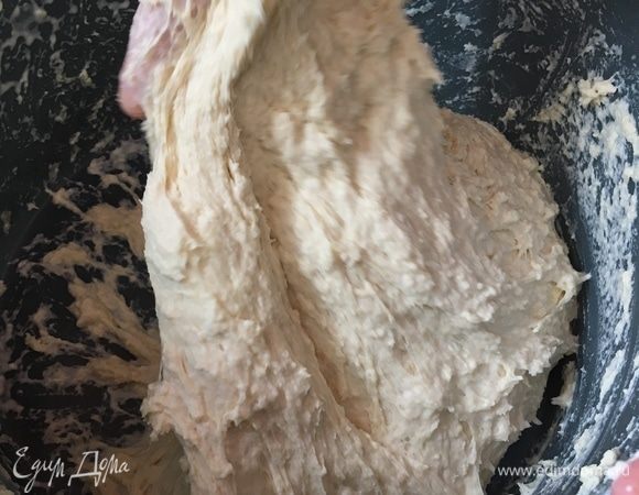 Тесто вымешивать руками. Сначала соединяем все компоненты, образуется сперва вязкое липкое тесто. Оно тянется за руками, липнет к ним. Но чем дольше с ним работать, интенсивнее месить, мять, бить о стены чаши, тем податливее и эластичнее оно будет становиться. Это тесто любит, когда с ним активно работают и вымешивают.