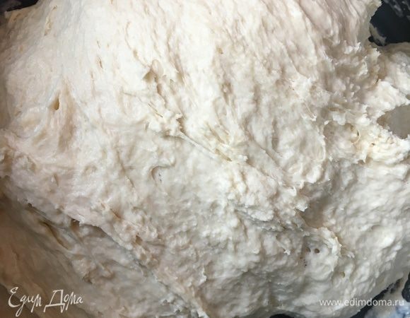 Вымешивать тесто следует до такого состояния, что оно перестанет липнуть ко дну чаши и рукам. Станет более менее гладким и эластичным. Тогда накрыть тесто полотенцем, смоченным в горячей воде, и оставить в покое минут на 15–20 подходить.