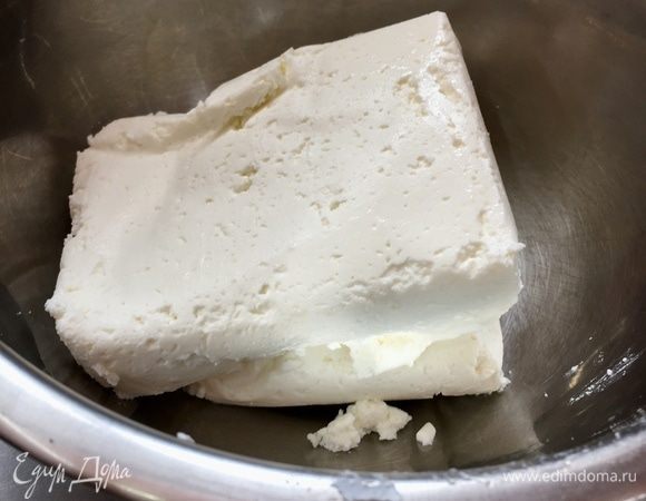 А пока тесто подходит, займемся начинкой. В мисочку положить творог. У меня обычный покупной из пачки 9%.