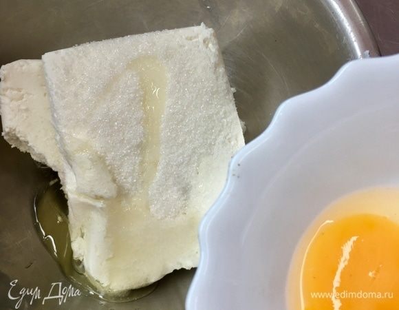 К творогу всыпать сахар (сладость начинки регулируйте на свой вкус), пакетик ванилина, немного муки и только белок яйца. Перемешать просто ложечкой и оставить на время.