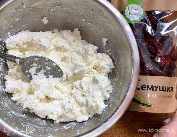 Берем подготовленную творожную начинку и клюкву от ТМ «Семушка».