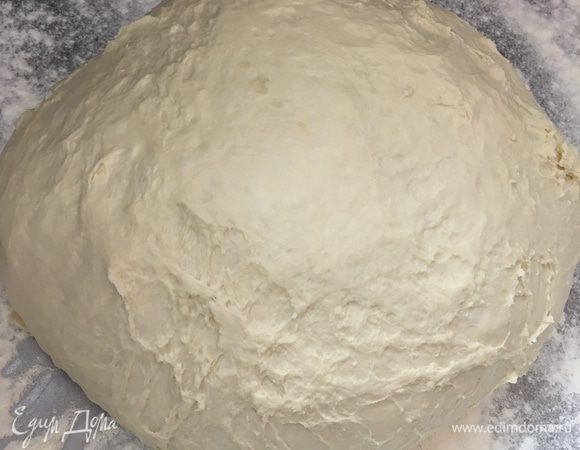 Тесто после 20 мин. подошло и готово к работе. Посыпать рабочую поверхность мукой. Из теста сформировать шар и выложить на рабочую поверхность.