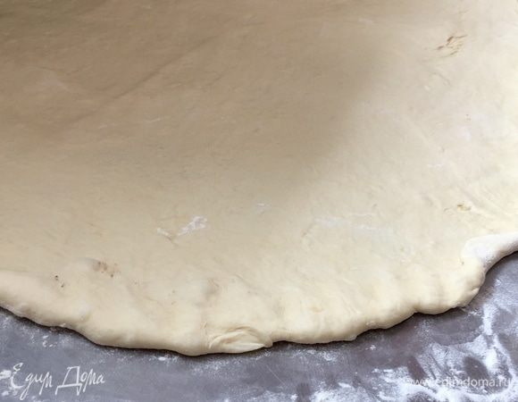 Раскатать из теста пласт толщиной примерно 0,5 см. 