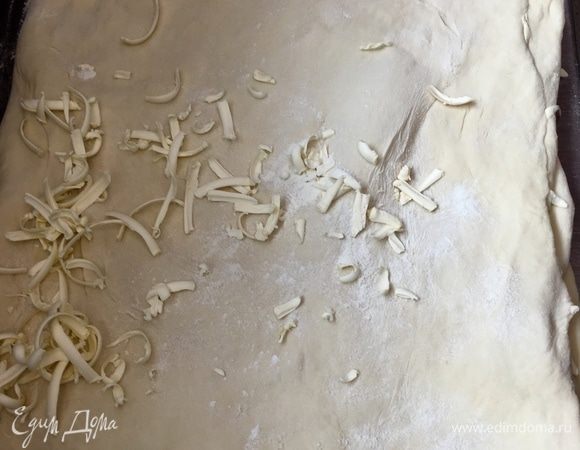 Мысленно делим тесто пополам и трем масло на половину пласта. Накрываем несмазанной половиной. В третий раз трем масло на половину и накрываем несмазанной половиной.