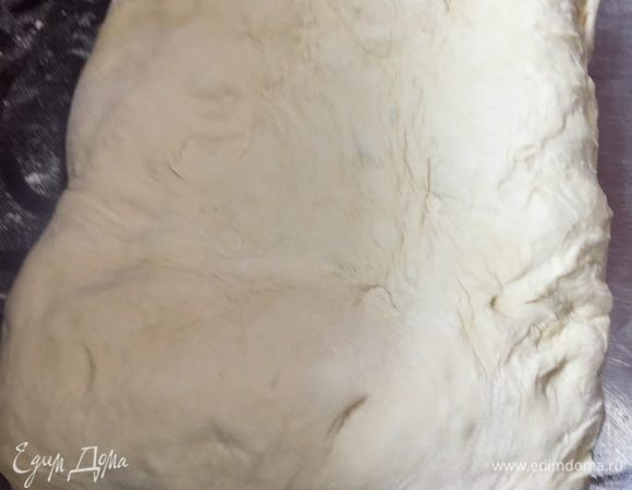 И наконец, в четвертый раз трем сливочное масло на половину пласта теста, накрываем пустой частью и края обязательно защипываем. Делаем это для того, чтобы масло «не убежало» прочь из теста.