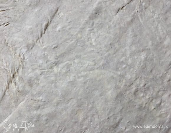 Теперь скалкой раскатываем тесто в пласт. На фото становятся видны маслянные кусочки через тесто.