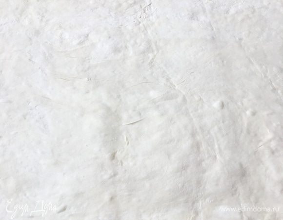 Раскатываем снова. Раскатывать в этот раз тесто довольно тяжело, но необходимо, чтобы получилось нежнейшая слоеная сдоба!