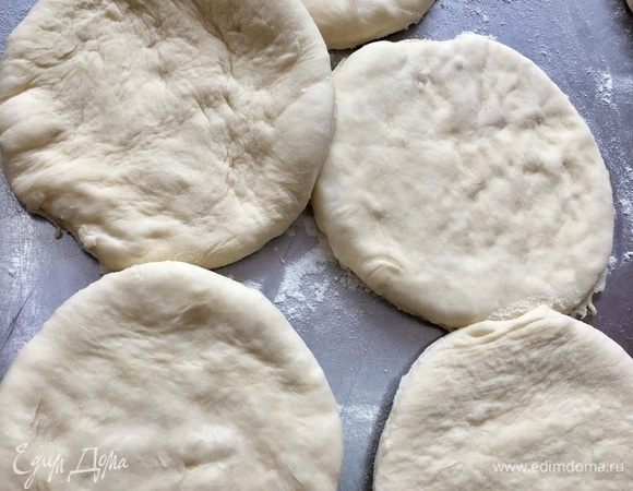 Формочкой, тарелочкой или блюдцем делаем кружочки из теста.