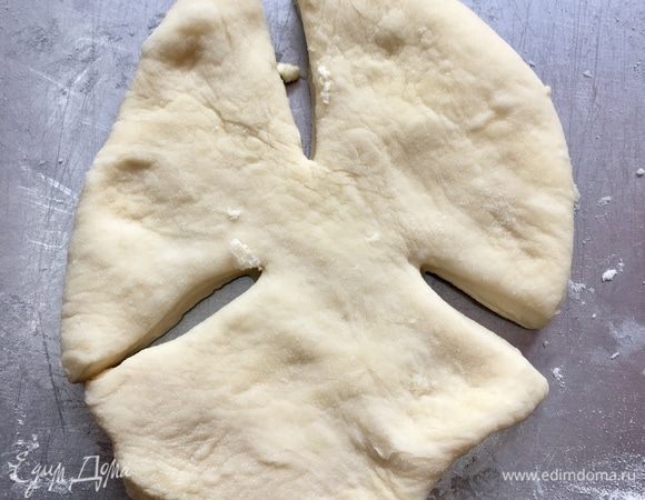 Берем один такой кругляшок, ножичком по бокам делаем три разреза, оставляя серединку целой.