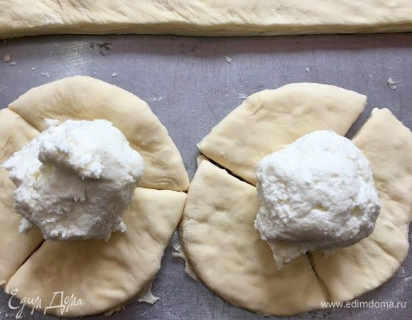 В центр каждого разрезанного кругляша выкладываем по столовой ложке творога.