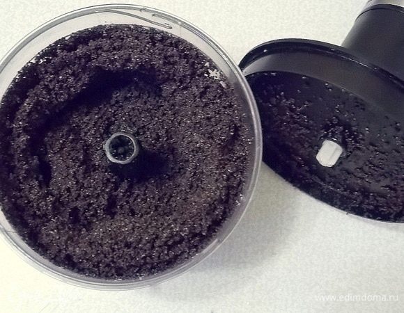 Мак нужно залить кипятком и, закрыв крышкой, оставить для запаривания на 30 мин. Слить лишнюю жидкость, отжать мак и пробить блендером в течение 5–10 мин. Или прокрутить в мясорубке дважды.