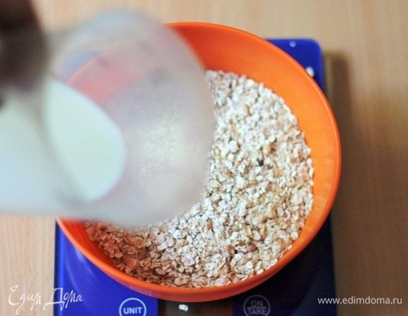 Отсыпать в миску 100 г хлопьев и залить теплым молоком, дать 5-10 минут настояться.
