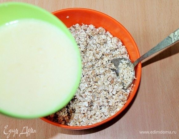 Кефирную смесь влить в хлопья и перемешать. Добавить орехи. Дать тесту настояться, минут 20.
