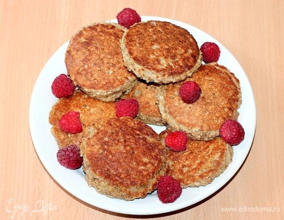 На смазанной маслом (вкуснее сливочное) и разогретой сковороде выпекаем оладьи с двух сторон.