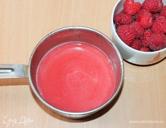 Приготовим соус. Ягоду смешать с сахаром и перетереть через сито, добавить в молоко. 
Развести крахмал в 50 мл холодной воды. На тихом огне, довести молочную смесь до кипения и тонкой струйкой влить крахмал, непрерывно перемешивая до загустения.