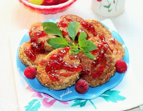 Выкладываем оладьи на блюдо и поливаем малиновым соусом. 
Приятного аппетита!