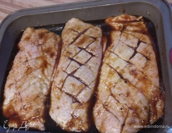 Первым делом необходимо замариновать мясо. Для этого нужно соединить все ингредиенты для маринада в удобной емкости (имбирь натереть на мелкой терке). Грудки обмыть, обсушить. Кожу аккуратно нарезать крестообразно, стараясь не повредить мясо. Мариноваться мясо минимум 1 час. 