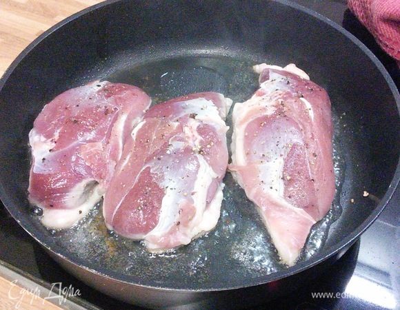 Грудки отряхнуть от маринада (он еще пригодится), выложить на полугорячую сковороду кожей вниз, обжарить до золотистой корочки. Приблизительно минут 5–6, затем перевернуть на обратную сторону и обжарить еще 3–4 минуты. 
Сфотографировать не удалось, поэтому эти фото из архива. Суть одна, только цвет из-за маринада получается более насыщенным. 