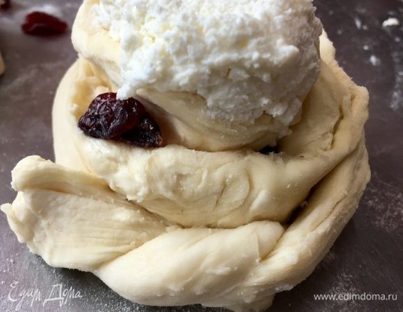 У меня после вырезания кругов остались обрезки теста. Из него я сделала жгутики и как бы подвязала розочки снизу, как на фото.