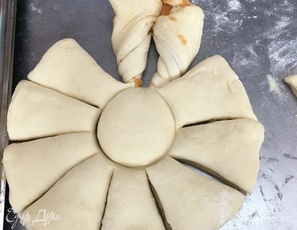 А у меня осталось еще немного лишнего теста, я с ним немного помудрила, кос наплела, смазала яблочным повидлом и тоже испекла.