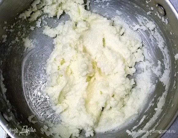 Мягкое масло смешать с сахаром и взбить до пышной массы.