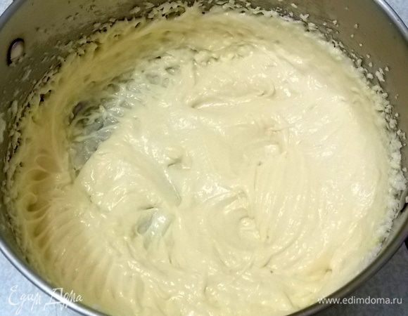 Продолжая взбивать, добавляйте по одному желтку, каждый раз взбивая смесь.