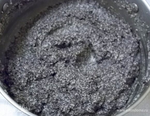 Добавить к массе мак, манку и соду. Перемешать до однородной массы.