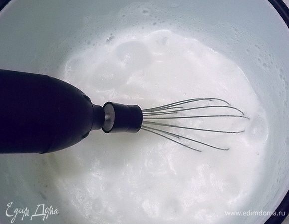 К белкам добавить чуточку соли и взбить в крепкую пену. Добавить к массе и аккуратно перемешать сверху вниз.