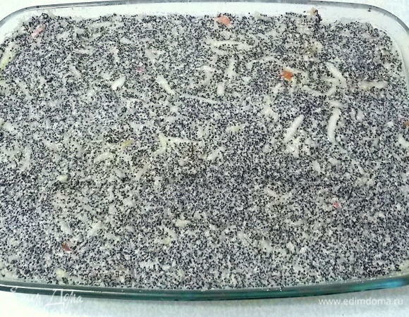 Форму 18*24 см смазать маслом, обсыпать сухарями и выложить тесто. Разровнять.