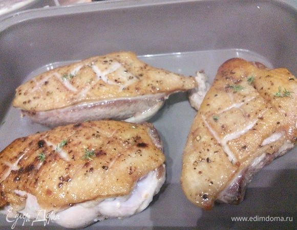 Грудки переложить в форму для запекания кожей вверх, смазать оставшимся медом и запекать в заранее разогретой до 190°С 15 минут. 