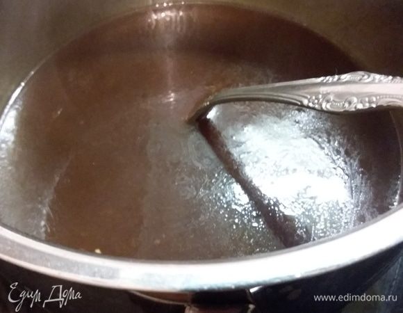 Теперь поколдуем над соусом. В сотейник влить оставшийся маринад, апельсиновый сок, красное сухое вино, бульон и варить несколько минут. Проверить на вкус, добавить по необходимости перец, мед для аромата и сладости. Развести небольшое количество воды крахмалом и заварить соус. Соль добавлять по моему мнению не нужно. 