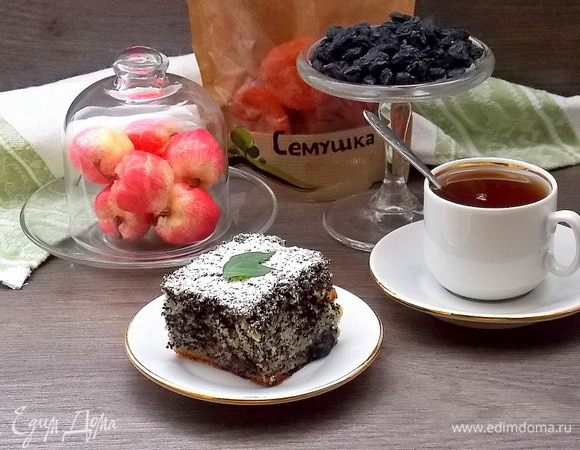 Выпекать при 200°С примерно 40 мин. до готовности. Дать полностью остыть, посыпать сахарной пудрой и подавать.