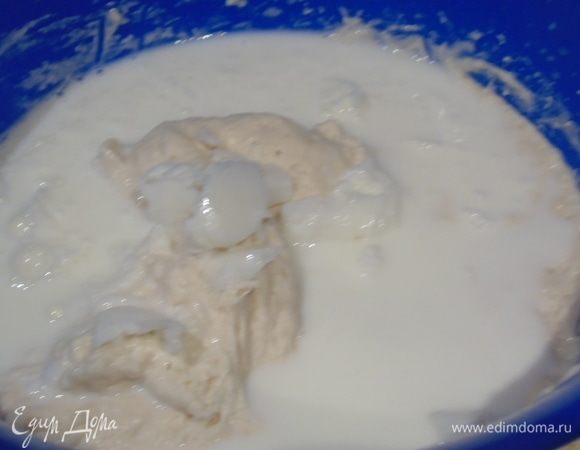 В первый день готовим пулиш: растворяем дрожжи в молоке, добавляем муку и перемешиваем. Оставляем на 4–7 часов до увеличения в три раза. Затем накрываем и отправляем в холодильник до замеса теста. Я готовила пулиш в 18:00 и в 22:00 отправила в холодильник. Температура в холодильнике у меня 5°С. Вечером следующего дня также примерно в 18:00–19:00 производим замес теста. За два часа до замеса молоко отправляем в морозилку. Оно должно быть с ледяной крошкой.