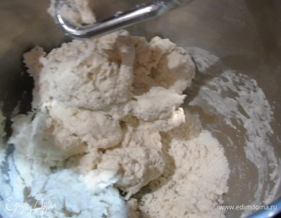 Начинаем замес на первой скорости. Сначала тесто будет выглядеть вот так, вроде как не хватает жидкости. Переключаем скорость на 2–3 и производим замес до хорошего развития клейковины.