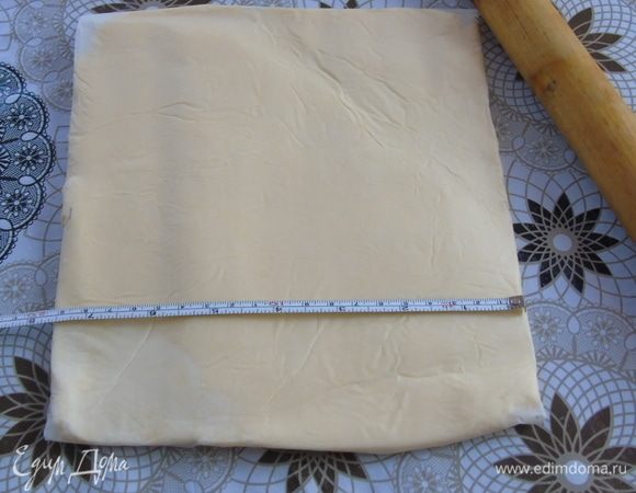 Подготавливаем масло. Из пергамента делаем конверт 19*19 см, вставляем в середину масло — 250 г, отбиваем слегка скалкой и раскатываем, чтобы получился квадрат. Отправляем в холодильник на стабилизацию.